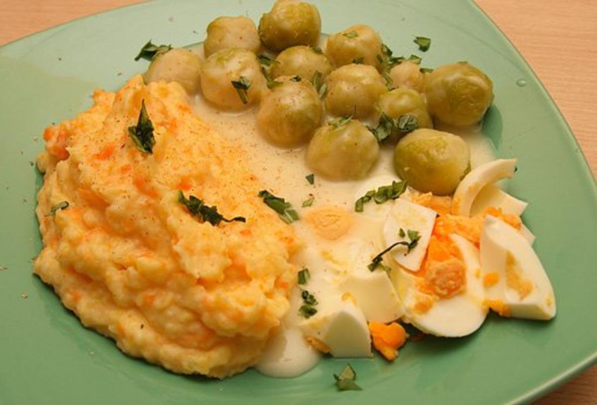 Rosenkohl mit Schnippel-Ei und Rüben-Pü - Rezept - kochbar.de