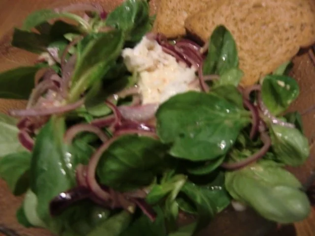 Feldsalat mit einer Senfsoße und einem pochierten Ei - Rezept - Bild Nr. 2