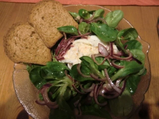 Feldsalat mit einer Senfsoße und einem pochierten Ei - Rezept