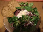 Feldsalat mit einer Senfsoße und einem pochierten Ei - Rezept