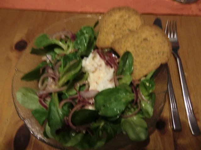 Feldsalat mit einer Senfsoße und einem pochierten Ei - Rezept - Bild Nr. 3