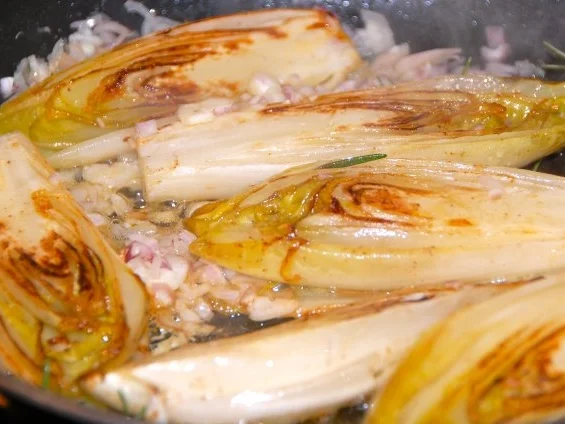 GESCHMORTE BRÜSSELER SPITZEN MIT TOMATEN   (CHICOREE / ENDIVES BELGES) - Rezept - Bild Nr. 6