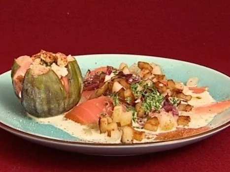 Rezept: Lauwarmes Lachscarpaccio mit gratinierter Feige (Annica Hansen) Lauwarmes Lachscarpaccio mit gratinierter Feige (Annica Hansen) - Rezept