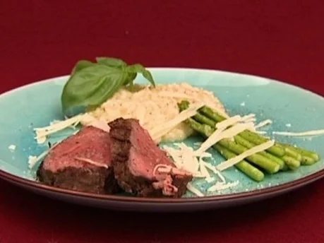 Rinderfilet mit Zitronenrisotto und karamellisiertem grünen Spargel (Annica Hansen) - Rezept