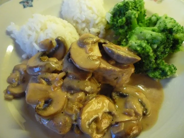 Schweinefilet mit Schwammerl-Soße, Ingwer-Broccoli und Duftreis - Rezept