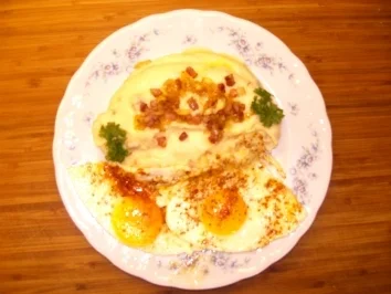 Rezept: Speck-Zwiebel-Püree mit Ei Speck-Zwiebel-Püree mit Ei - Rezept