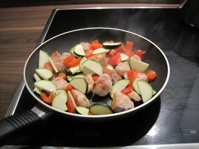 Rezept: Blitzrezept: Puten-Gemüse-Pfanne mit Curry Bild Nr. 3 Blitzrezept: Puten-Gemüse-Pfanne mit Curry - Rezept - Bild Nr. 3
