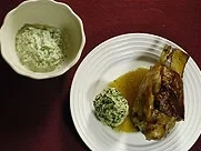Schweinshaxe in Biersoße mit Uromas Gurkensalat (Ines Krüger) - Rezept