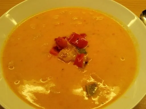 Pikant cremige Paprikasuppe mit weißen Bohnen - Rezept