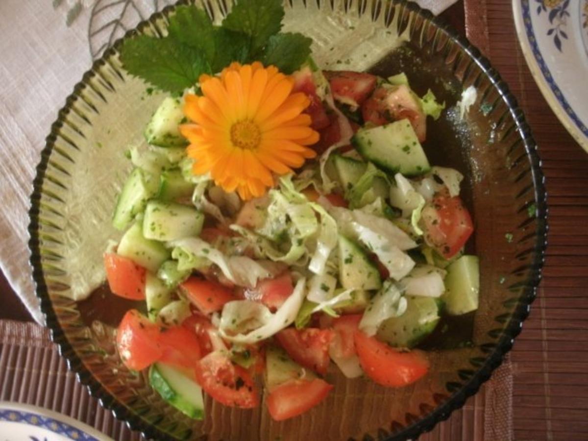 Kleiner gemischter Salat in Kräutervinagrette - Rezept