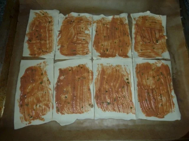 Würstchen im Blätterteig- mit Ketchup.- Basilikumfüllung - Rezept - Bild Nr. 3