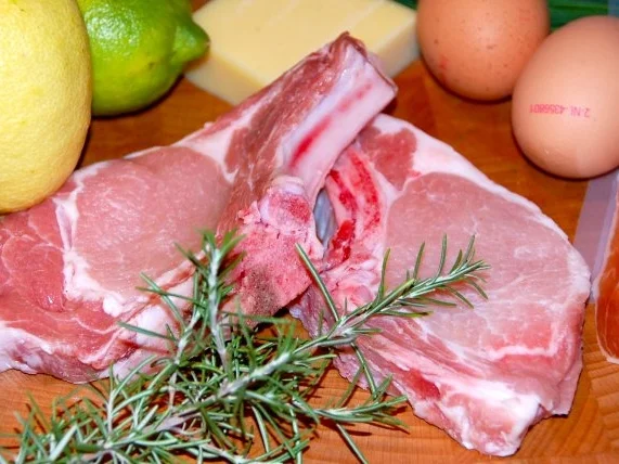 GEFÜLLTE KOTELETTS VOM SCHWEIN IN KNUSPRIGER PANADE - Rezept - Bild Nr. 2