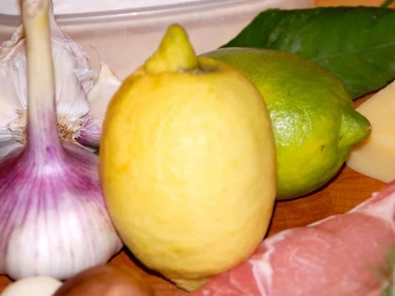 GEFÜLLTE KOTELETTS VOM SCHWEIN IN KNUSPRIGER PANADE - Rezept - Bild Nr. 3