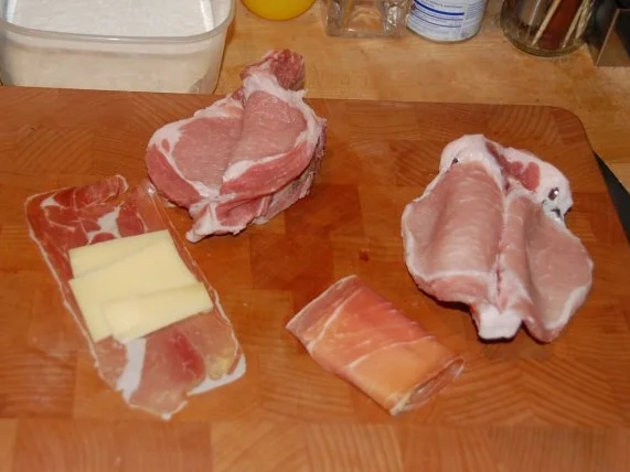 GEFÜLLTE KOTELETTS VOM SCHWEIN IN KNUSPRIGER PANADE - Rezept - Bild Nr. 4