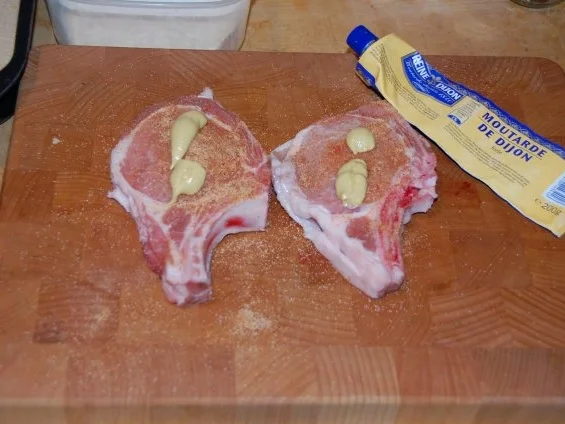 GEFÜLLTE KOTELETTS VOM SCHWEIN IN KNUSPRIGER PANADE - Rezept - Bild Nr. 5