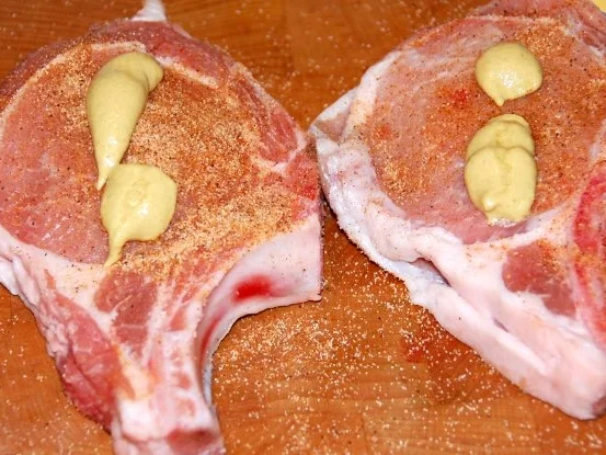 GEFÜLLTE KOTELETTS VOM SCHWEIN IN KNUSPRIGER PANADE - Rezept - Bild Nr. 6