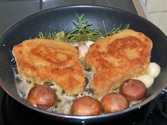 GEFÜLLTE KOTELETTS VOM SCHWEIN IN KNUSPRIGER PANADE - Rezept - Bild Nr. 8