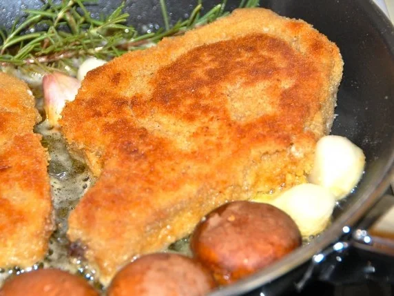 GEFÜLLTE KOTELETTS VOM SCHWEIN IN KNUSPRIGER PANADE - Rezept - Bild Nr. 9