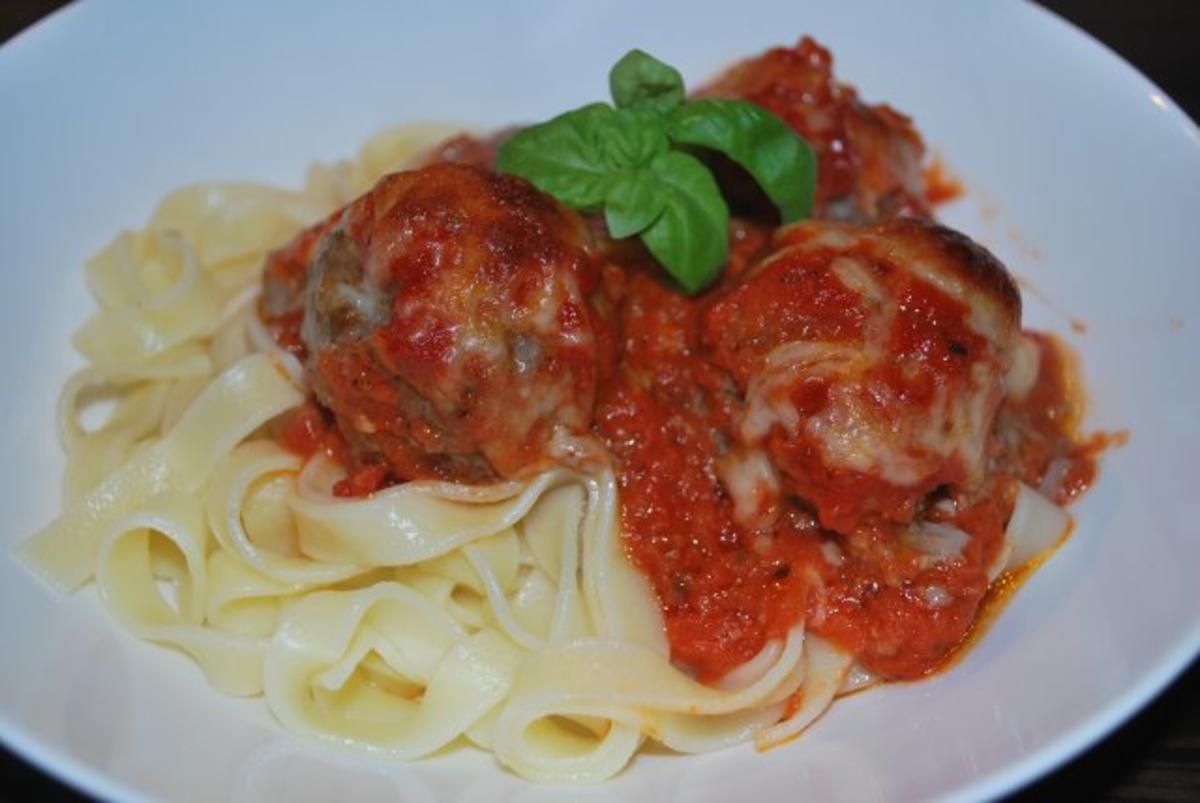 Gratinierte Hackbällchen in cremiger Tomatensauce - Rezept - kochbar.de