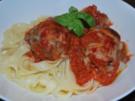 Gratinierte Hackbällchen in cremiger Tomatensauce - Rezept