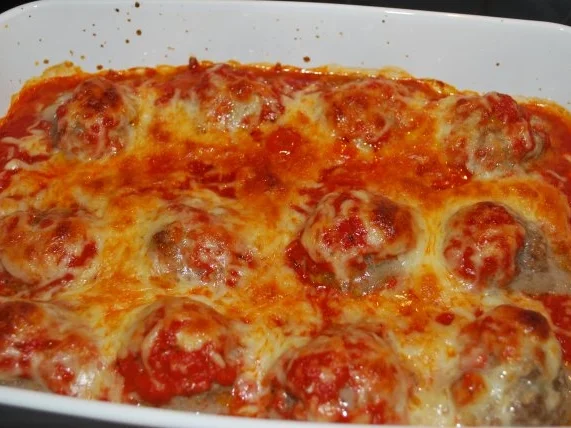 Gratinierte Hackbällchen in cremiger Tomatensauce - Rezept - Bild Nr. 3