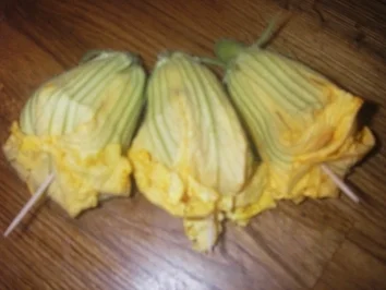 Rezept: C: Kürbisblüten gefüllt und gebacken C: Kürbisblüten gefüllt und gebacken - Rezept