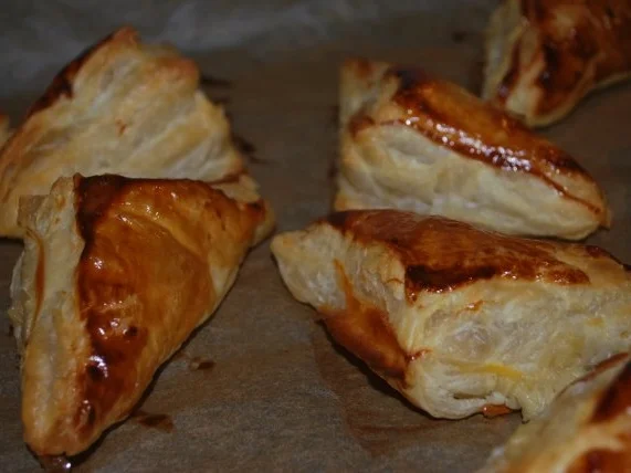 Zwiebeltaschen aus Blätterteig - Rezept