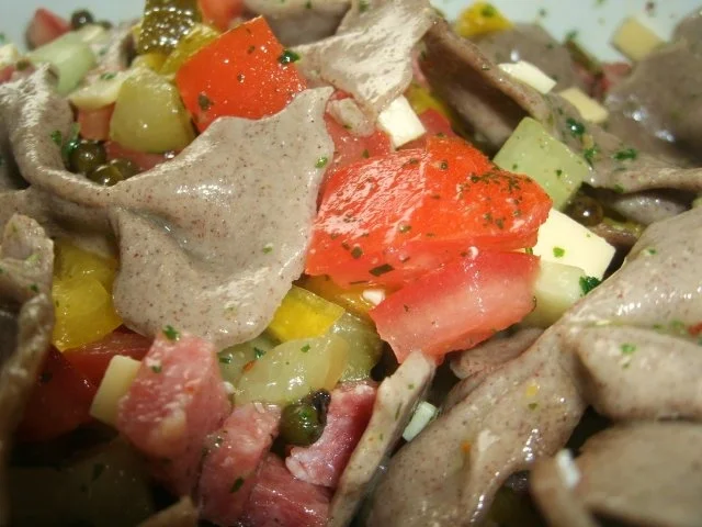 Bunter Buchweizennudelsalat mit grünem Pfeffer - Rezept