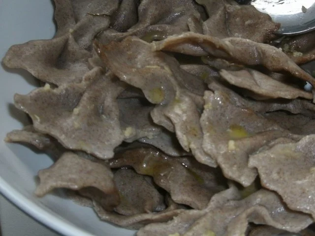 Bunter Buchweizennudelsalat mit grünem Pfeffer - Rezept - Bild Nr. 3