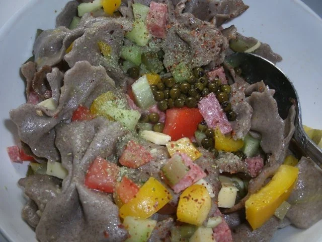 Bunter Buchweizennudelsalat mit grünem Pfeffer - Rezept - Bild Nr. 5