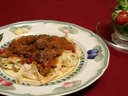 Rezept: Gulasch vom Blonde d'Aquitaine-Rind mit frischen Tagliatelle Gulasch vom Blonde d'Aquitaine-Rind mit frischen Tagliatelle - Rezept