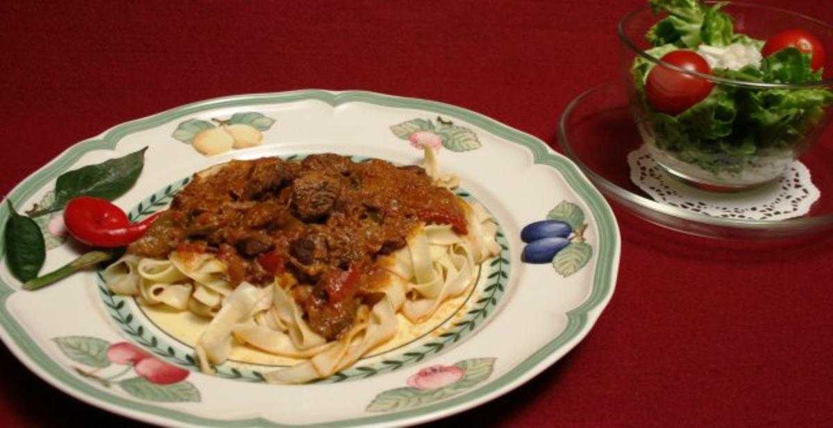 Gulasch vom Blonde d'Aquitaine-Rind mit frischen Tagliatelle - Rezept
von Das perfekte Dinner