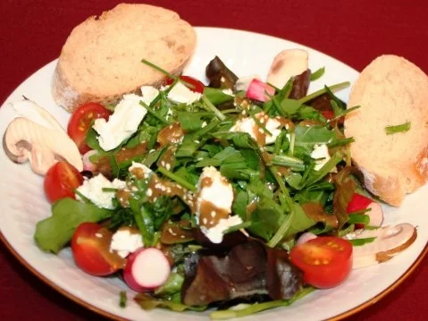 Gemischter Salat mit Sesam-Balsamicodressing und Kuhweichkäse - Rezept