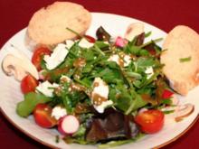 Gemischter Salat mit Sesam-Balsamicodressing und Kuhweichkäse - Rezept