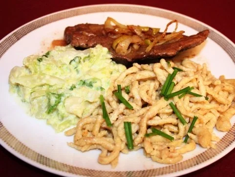 Zwiebelrostbraten mit hausgemachten Vollkornspätzle und Gemüse - Rezept