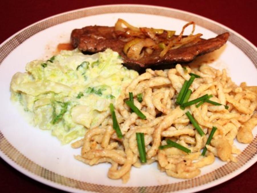 Zwiebelrostbraten mit hausgemachten Vollkornspätzle und Gemüse - Rezept ...