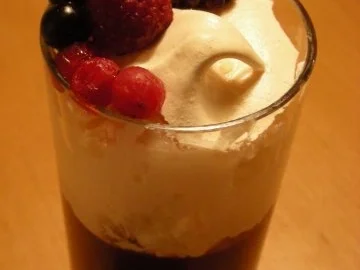 " Beerenaspik " mit Baiserhaube - Rezept