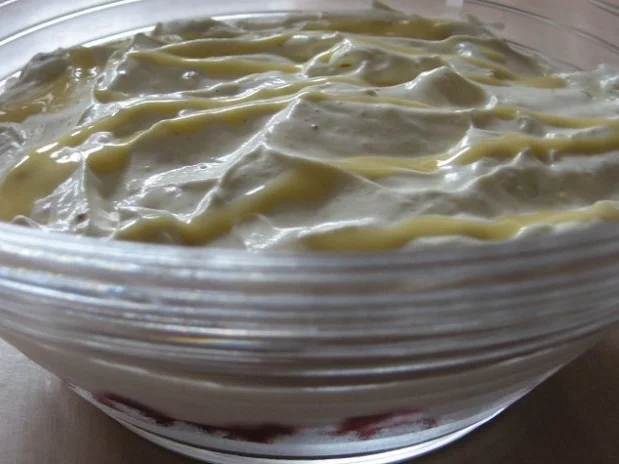 Himbeerdessert mit Eierlikörsahnequark - Rezept