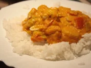 Geflügel, Huhn: Hähnchen-Kürbis-Curry mit Erdnüsse und Reis - Rezept