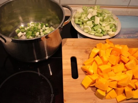 Rezept: Suppe: Kürbis-Sellerie-Cremesuppe Bild Nr. 3 Suppe: Kürbis-Sellerie-Cremesuppe - Rezept - Bild Nr. 3