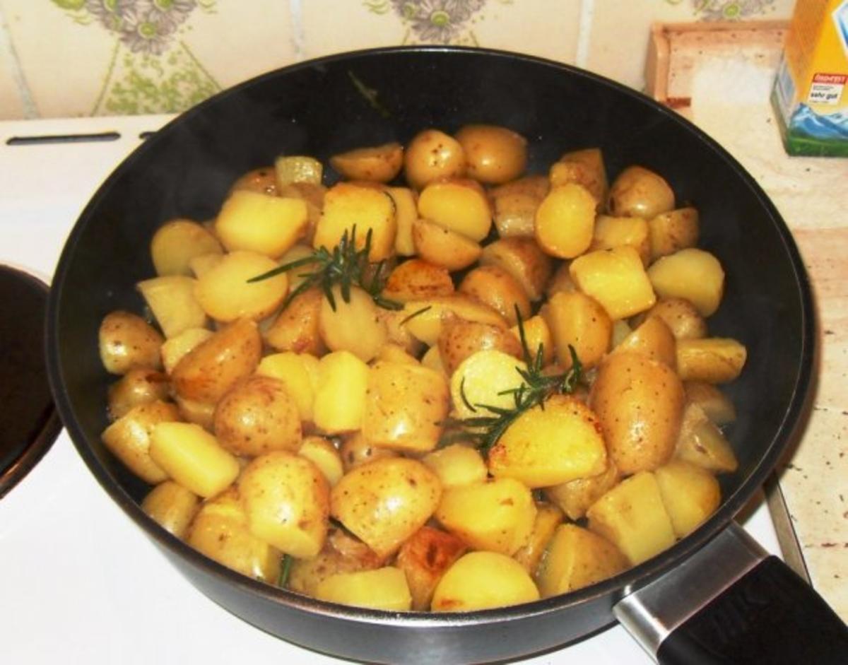 knusprige Hähnchenschenkel mit Rosmarinkartoffeln - Rezept - Bild Nr. 4