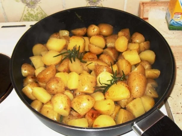 knusprige Hähnchenschenkel mit Rosmarinkartoffeln - Rezept - Bild Nr. 4