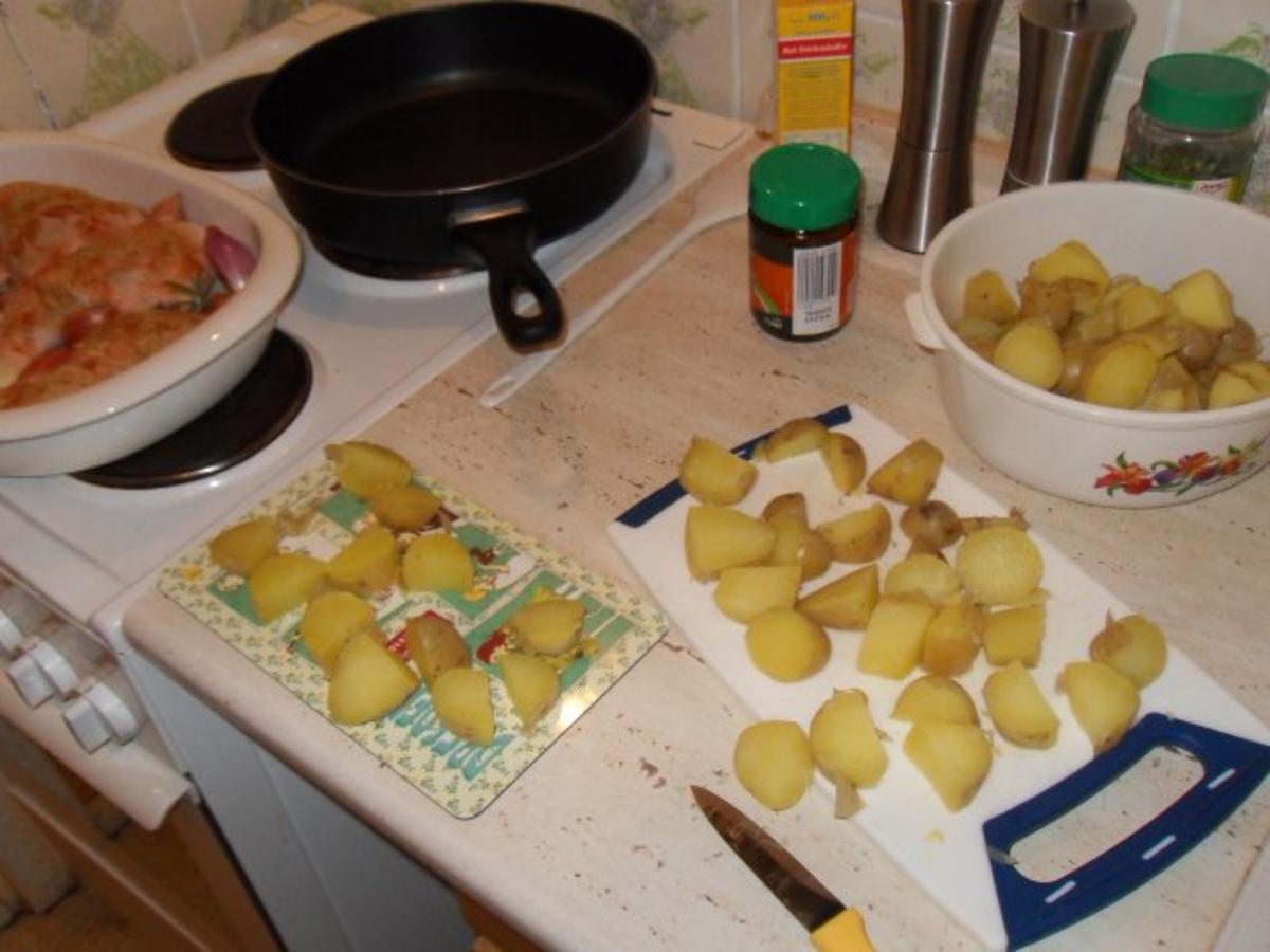 Knusprige Hähnchenschenkel mit Rosmarinkartoffeln - 99 kcal/100g