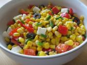 Mais-Paprika-Salat mit Schafskäse und Oliven - Rezept