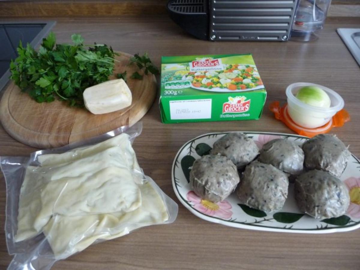 Suppen & Eintöpfe : Leberknödelsuppe mit Maultaschen - Rezept - Bild Nr. 2