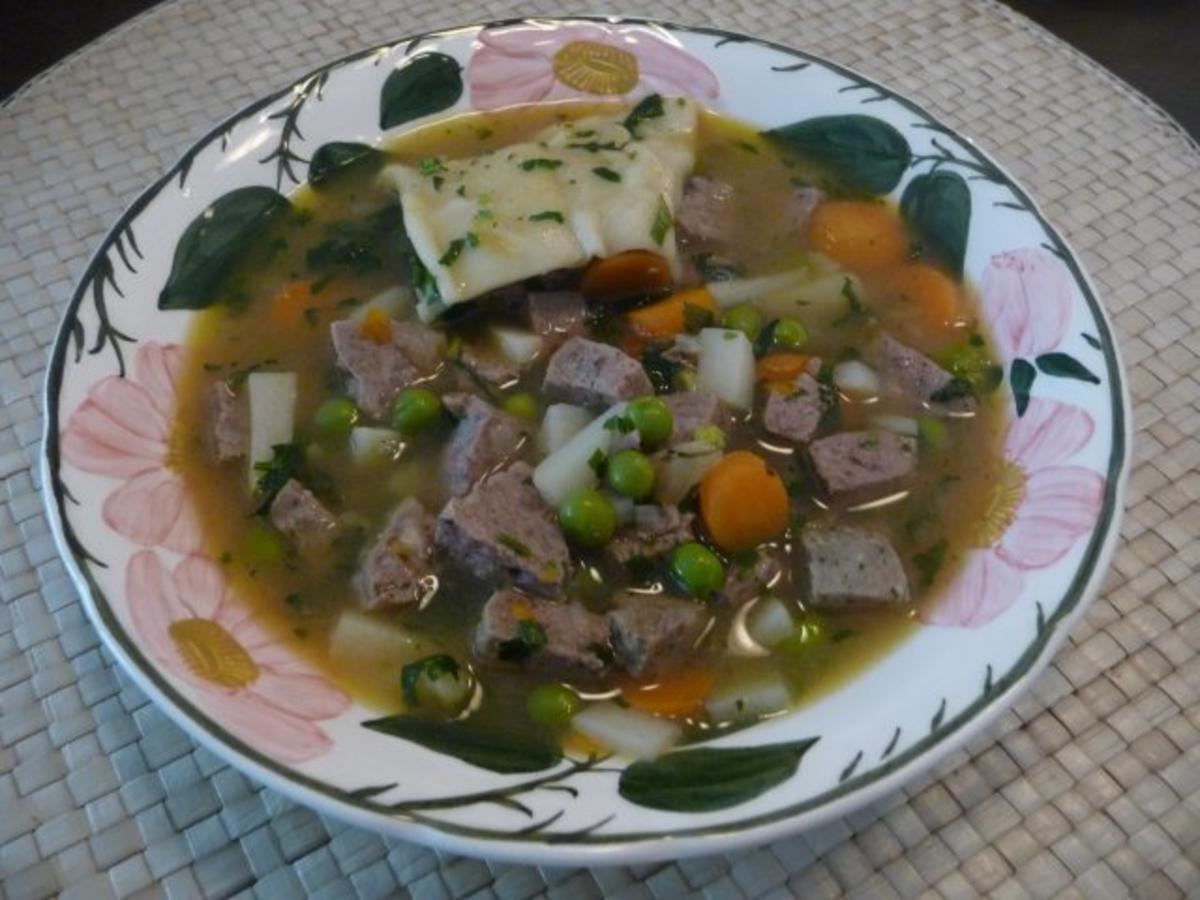 Suppen & Eintöpfe : Leberknödelsuppe mit Maultaschen - Rezept