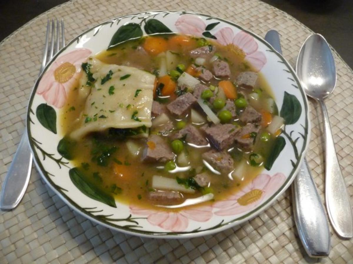 Suppen & Eintöpfe : Leberknödelsuppe mit Maultaschen - Rezept - Bild Nr. 16