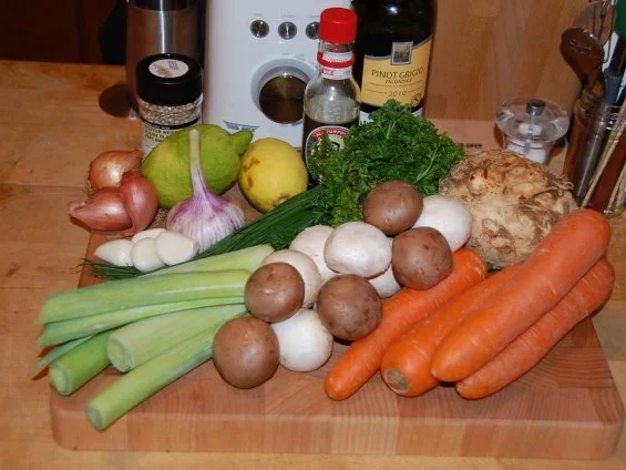 Rezept: REGENBOGENFORELLE IN WEISSWEIN MIT WURZELGEMÜSE UND CHAMPIGNONS REGENBOGENFORELLE IN WEISSWEIN MIT WURZELGEMÜSE UND CHAMPIGNONS - Rezept