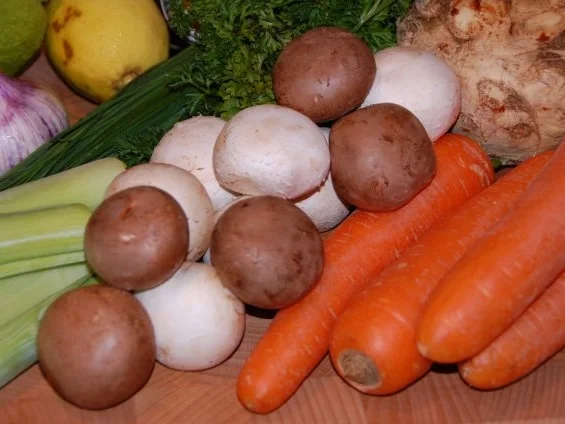 Rezept: REGENBOGENFORELLE IN WEISSWEIN MIT WURZELGEMÜSE UND CHAMPIGNONS Bild Nr. 2 REGENBOGENFORELLE IN WEISSWEIN MIT WURZELGEMÜSE UND CHAMPIGNONS - Rezept - Bild Nr. 2