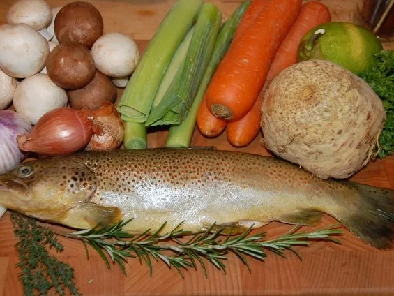 Rezept: REGENBOGENFORELLE IN WEISSWEIN MIT WURZELGEMÜSE UND CHAMPIGNONS Bild Nr. 3 REGENBOGENFORELLE IN WEISSWEIN MIT WURZELGEMÜSE UND CHAMPIGNONS - Rezept - Bild Nr. 3